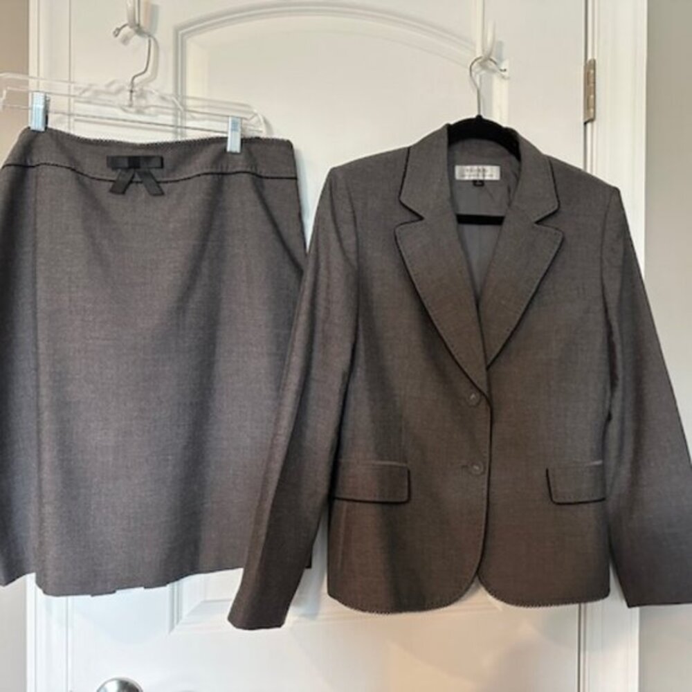 TAHARI 2PC GRAY SKIRT SUIT WITH BLACK TRIM AND STITCHING - SZ 14
